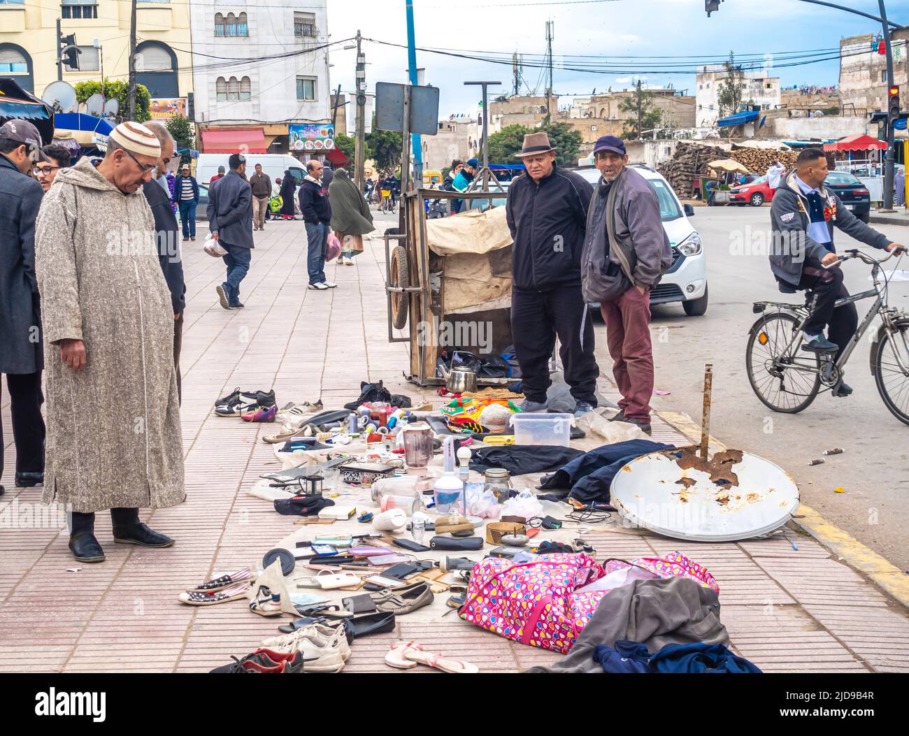 Chaotischer Flohmarkt auf dem Boden in Hay Hassani - einem Bezirk, Arrondissement und Vorort des südwestlichen Casbars, Marokko Stockfoto