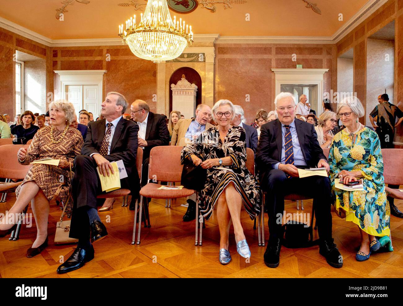 Linke Großmeisterin Martine van Loon Labouchere mit ihrem Cousin, Unbekannte Dame und niederländische Grafen und Gräfin Van Hogendorp Stadschloss von Fulda Schmuck aus dem Maison de Mellerio in Paris Überblick über die Ausstellung mit zwei Kleidern von Jan Taminiau getragen von Queen Maxima Dress von der niederländischen Designerin Jan Taminiau Großherrin unter Königin Beatrix der Niederlande schöne Ausstellung Im Stadschloß in fulda, Design & Dynastie '250 Jahr Hofleben Oranien-Nassau' Foto: RPE Albert Nieboer https://fulda2022.de Stockfoto