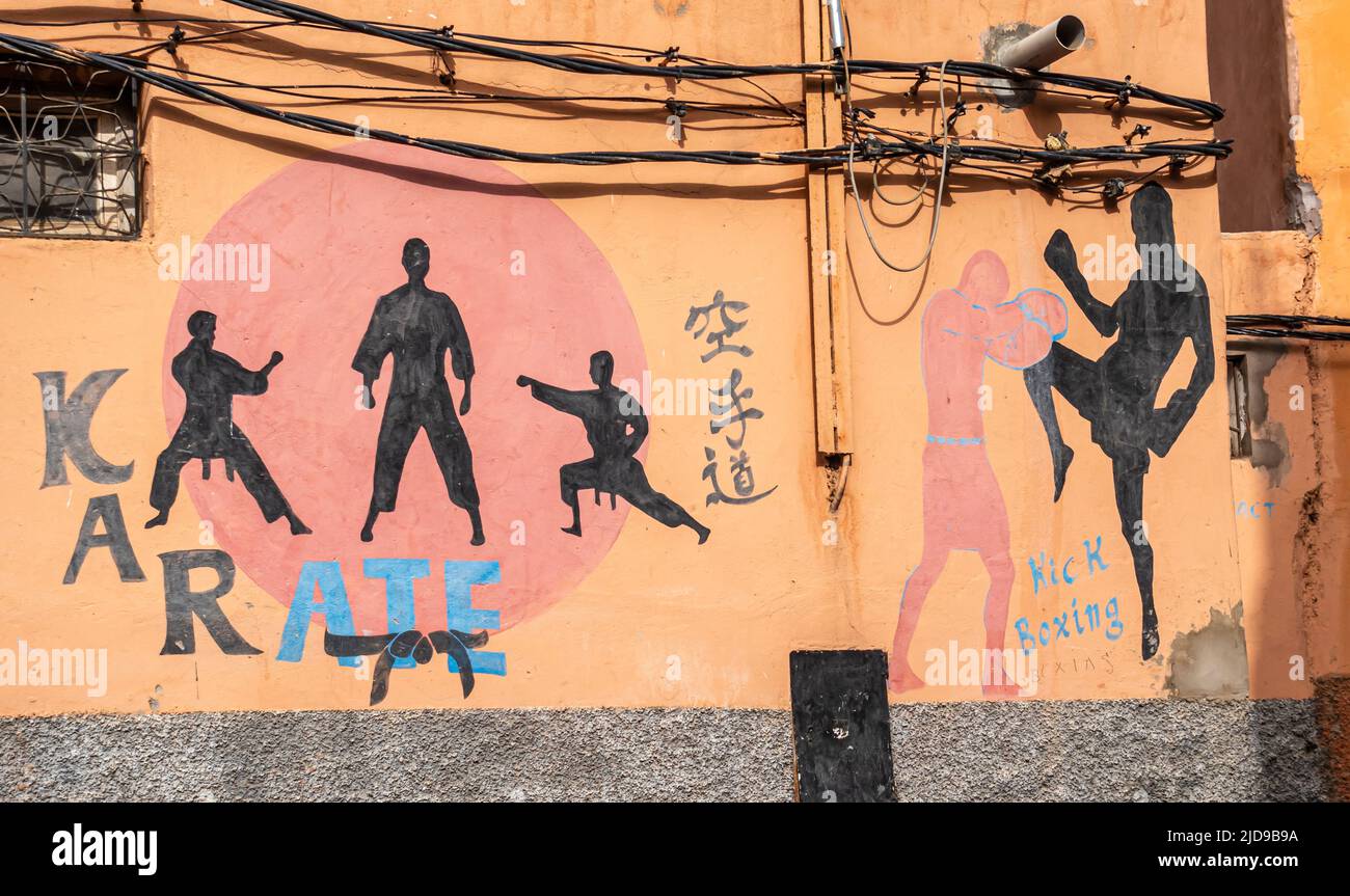 Karate Schule Wandgemälde in Chinesisch und Zeichnungen, die lokale Sportschule in Medina, Marrakesch, Marokko Stockfoto