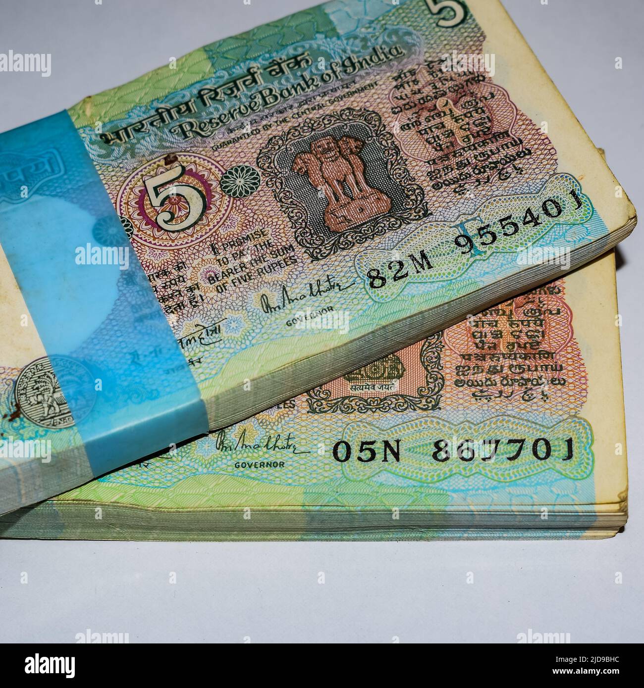 Alte fünf Rupien-Noten auf dem Tisch kombiniert, Indien-Geld auf dem rotierenden Tisch. Alte indische Währung auf einem rotierenden Tisch, indische Währung auf dem t Stockfoto