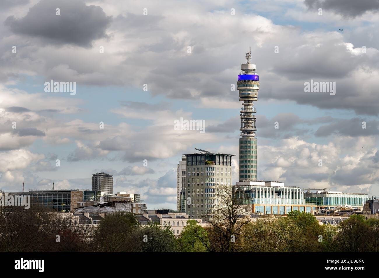 BT Tower, denkmalgeschütztes Telekommunikationsturm in Fitzrovia, London, England, Blick vom Regent's Park Stockfoto