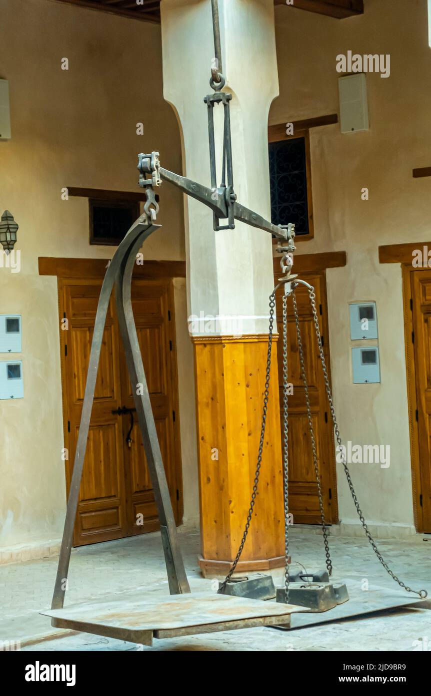 Große Waagen für das Wiegen von Waren, Fondouk Al Misane, Al Amri, in einem historischen Gebäude in der Route Sidi Abdelaziz - La Medina - Marrakesch, Marokko Stockfoto