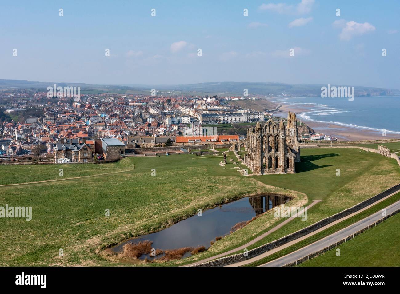 Erhöhte Sicht auf Whitby Stadt und Abtei von über dem Abteich Stockfoto