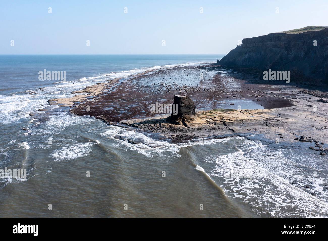 Erhöhte Sicht auf Black NAB in Whitby von über dem Meer Stockfoto