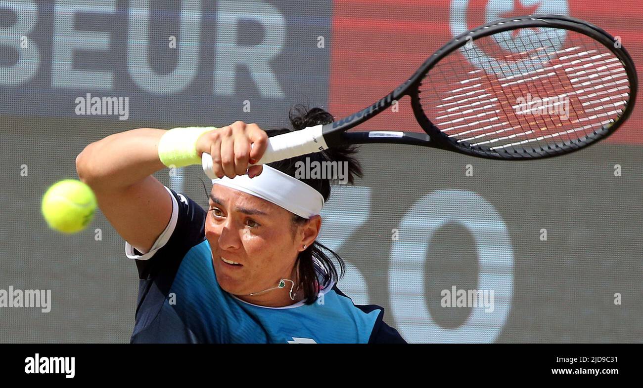 Berlin, Deutschland. 19.. Juni 2022. Tennis, WTA Tour, Finale, Singles, Damen, Match, Jabeur (Tunesien) - Bencic (Schweiz), Steffi Graf Stadion: Ons Jabeur spielt eine Vorhand. Quelle: Wolfgang Kumm/dpa/Alamy Live News Stockfoto