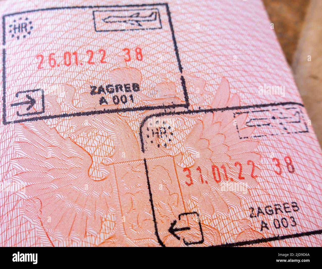 Grenzübergangsmarken mit Namen des kroatischen, Zagreb Grenzpunkte in einem offenen russischen Pass Stockfoto