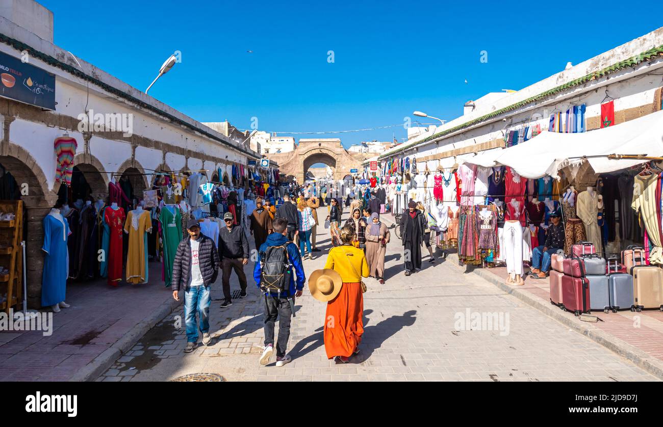 High Street beliebt bei Touristen und Einheimischen in Essaouira, Marokko. Avenue Moulay Youssef mit Händlern, die Souvenirs und Waren verkaufen. Stockfoto