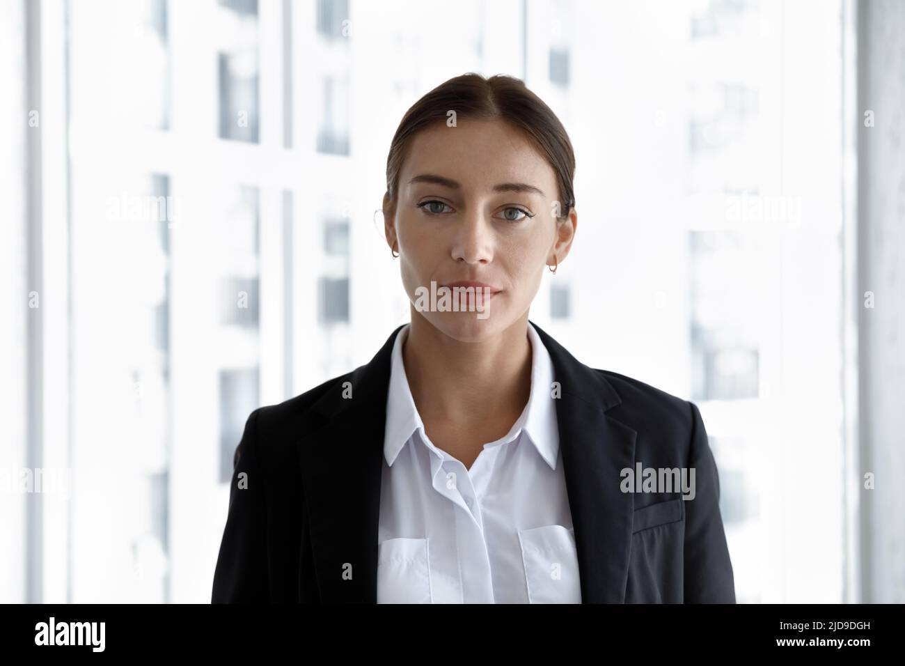 Kopfaufnahme Porträt junge 30s Geschäftsfrau Blick auf die Kamera Stockfoto