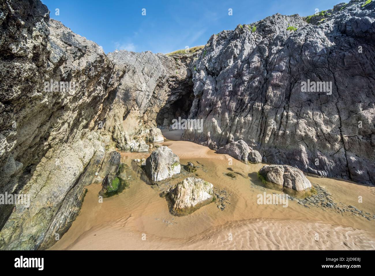 Felsiger Einlass am Strand bei Three Cliffs Bay Gowerton Stockfoto