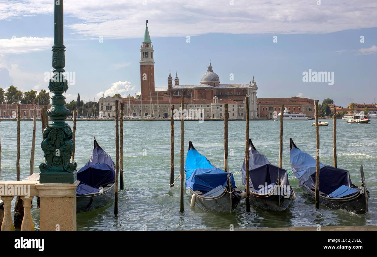 Venedig, Gondeln oder Gondeln und Wahrzeichen der Kirche San Giorgio Maggiore im Hintergrund. Italien, Europa. Stockfoto