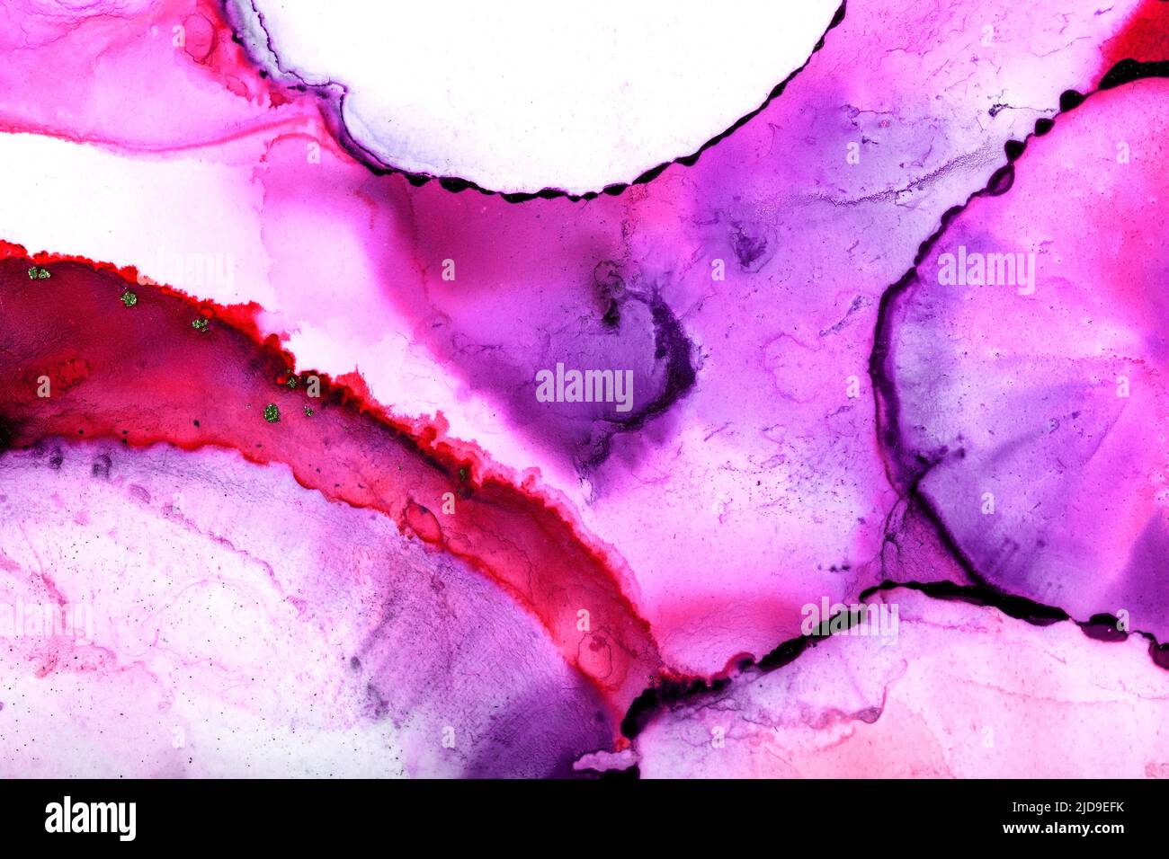 Schöne abstrakte Kunst Hintergrund mit Alkohol Tinten erstellt. Leuchtende Rosa-Schattierungen, violett auf weiß, mit goldenen Glitzerpunkten. Platz für Text. Stockfoto