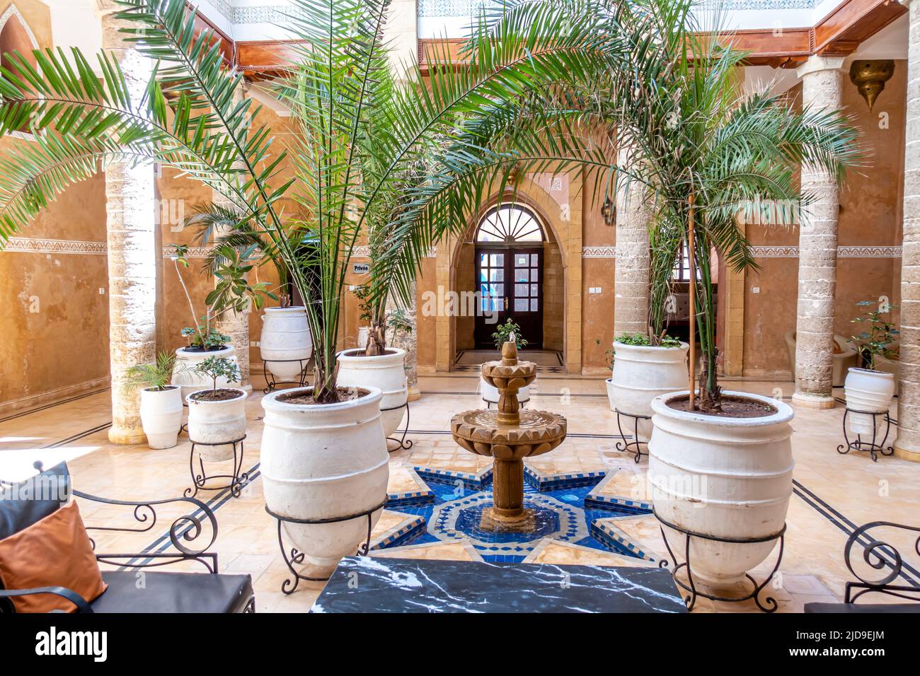 Palais des remparts - Riad luxe Essaouira - Remparts Palace Hotel Interieur mit traditionellen marokkanischen Design Stockfoto