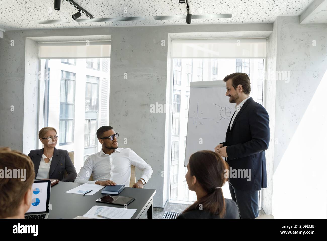 Eine Gruppe multiethnischer Geschäftsleute nimmt an der Sitzung im Sitzungssaal Teil Stockfoto