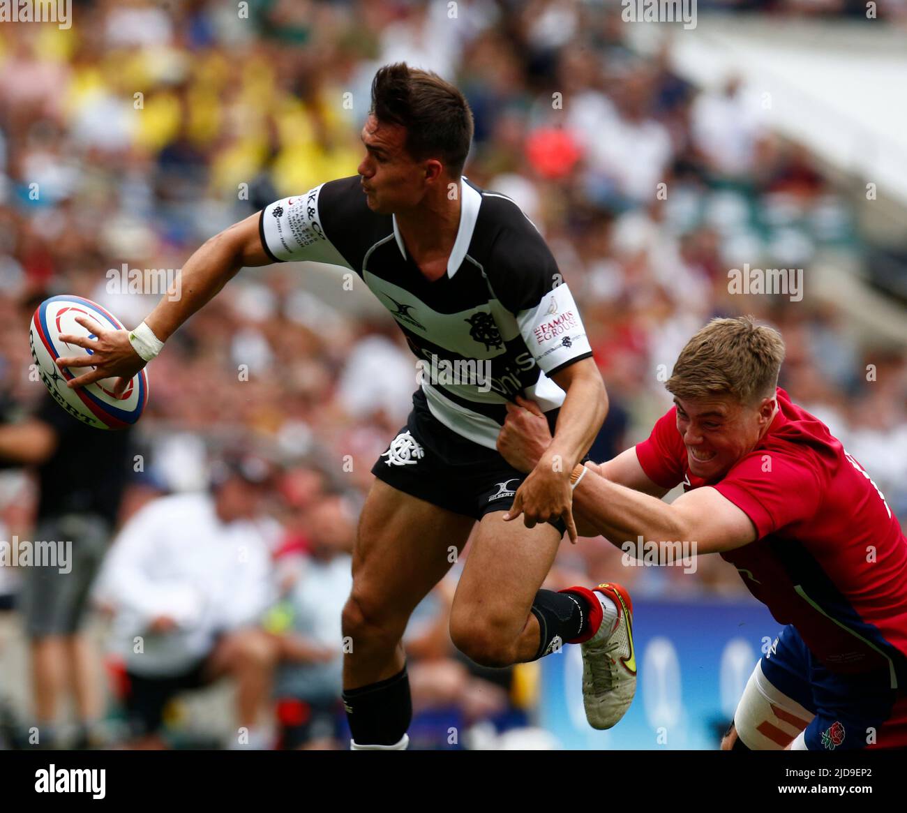 LONDON ENGLAND - JUNI 19 : Max Spring(Racing 92)of Barbaren F.C. wird vom englischen Tommy Freeman (Northampton Saints, uncapped) während des Killik Cup zwischen England und Barbaren F.C im Twickenham Stadium, London, am 19.. Juni 2022 angegangen.Quelle: Action Foto Sport/Alamy Live News Stockfoto