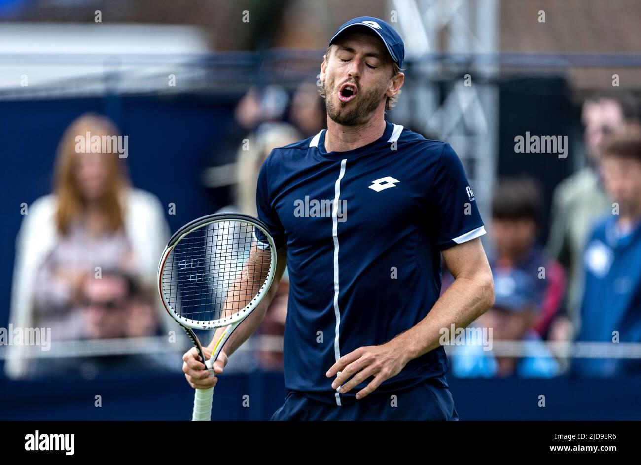 John Millman reagierte am zweiten Tag des Rothesay International Eastbourne im Devonshire Park, Eastbourne. Bilddatum: Sonntag, 19. Juni 2022. Stockfoto