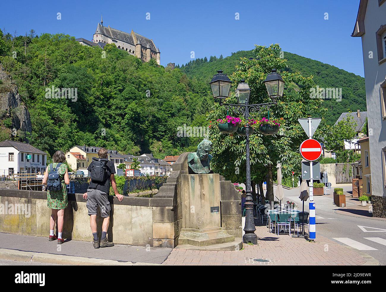 Blick von unserer Brücke bis zur Burg, Büste von Victor Hugo und alte Straßenlaterne, Dorf Vianden, Kanton Vianden, Luxemburg, Europa Stockfoto