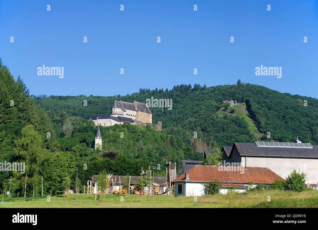 Blick von unserem Tal auf Schloss Vianden, Kanton Vianden, Großherzogtum Luxemburg, Europa Stockfoto