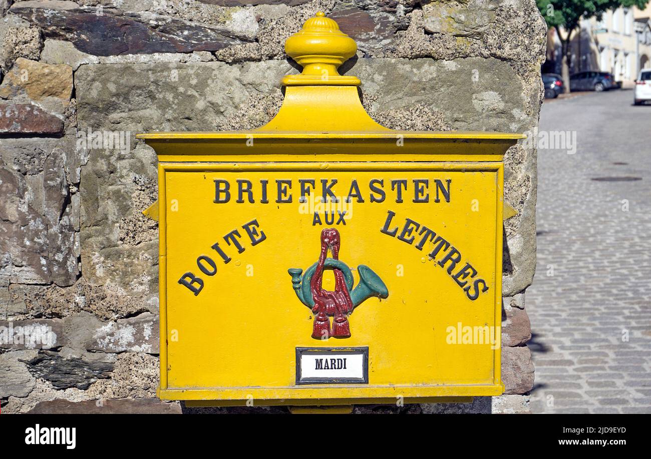 Historischer gelber Briefkasten im Dorf Vianden, Kanton Vianden, Großherzogtum Luxemburg, Europa Stockfoto