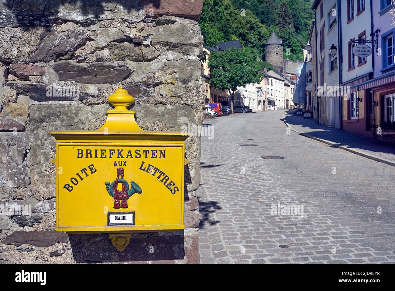 Historischer gelber Briefkasten im Dorf Vianden, Kanton Vianden, Großherzogtum Luxemburg, Europa Stockfoto