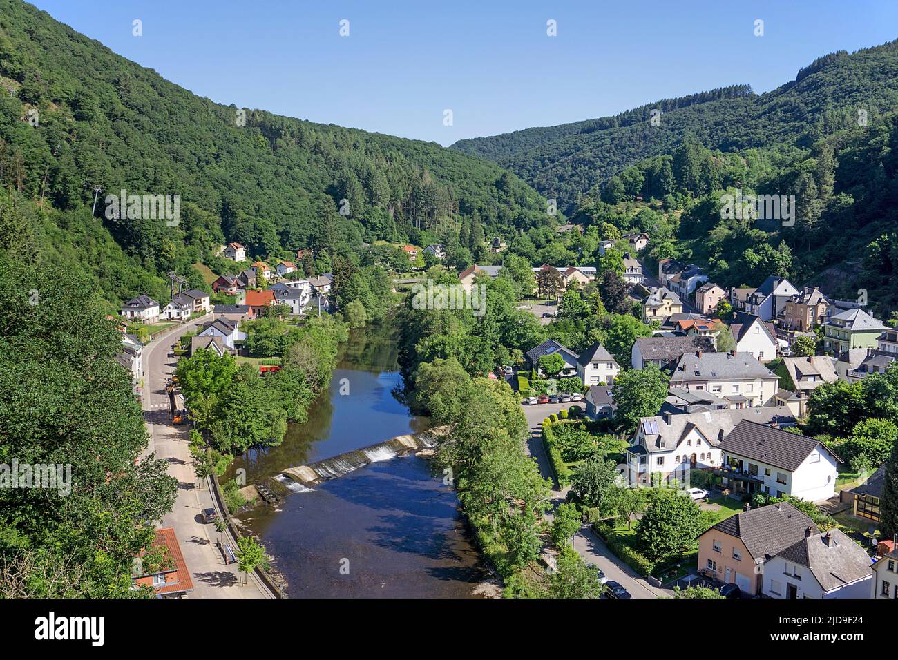 Blick auf den Fluss Our und das Dorf Vianden, Kanton Vianden, Großherzogtum Luxemburg, Europa Stockfoto