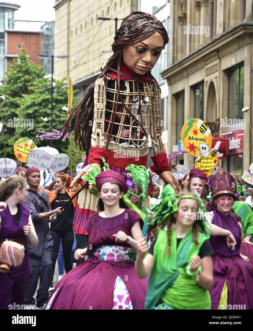 Manchester, Großbritannien, 19.. Juni 2022. Kleine Amal, syrisches Puppenmädchen und auch eine 3,5 Meter lange, teilweise animatronische, riesige Puppe. Künstler und Künstler nehmen an der Manchester Day Parade, Manchester, England, Großbritannien Teil. Veranstalter sagen: „Über 1.500 Künstler und Künstler aus lokalen Gemeinden erwecken das Stadtzentrum von Manchester in einer fantastischen Darstellung von Farbe, Klang und Bewegung zum Leben. Ein Publikum von mehr als 60.000 Zuschauern wird von dem unglaublichen Tag erstaunlicher Strukturen, lebendiger Kostüme und pulsierender Musik und Tanz begeistert sein.“ Quelle: Terry Waller/Alamy Live News Stockfoto