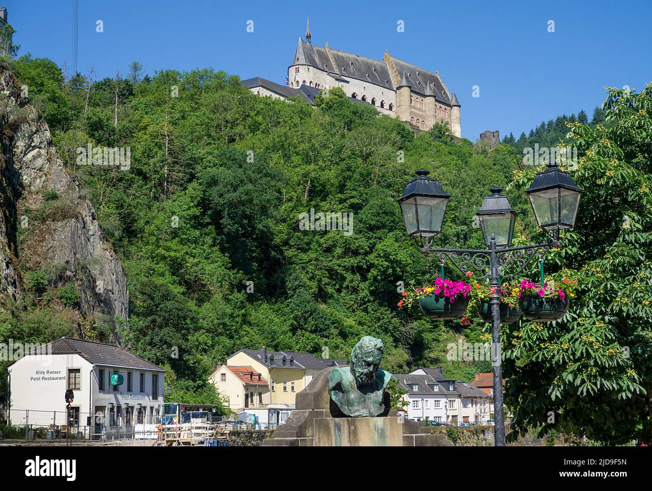 Blick von unserer Brücke bis zur Burg, Büste von Victor Hugo und alte Straßenlaterne, Dorf Vianden, Kanton Vianden, Luxemburg, Europa Stockfoto