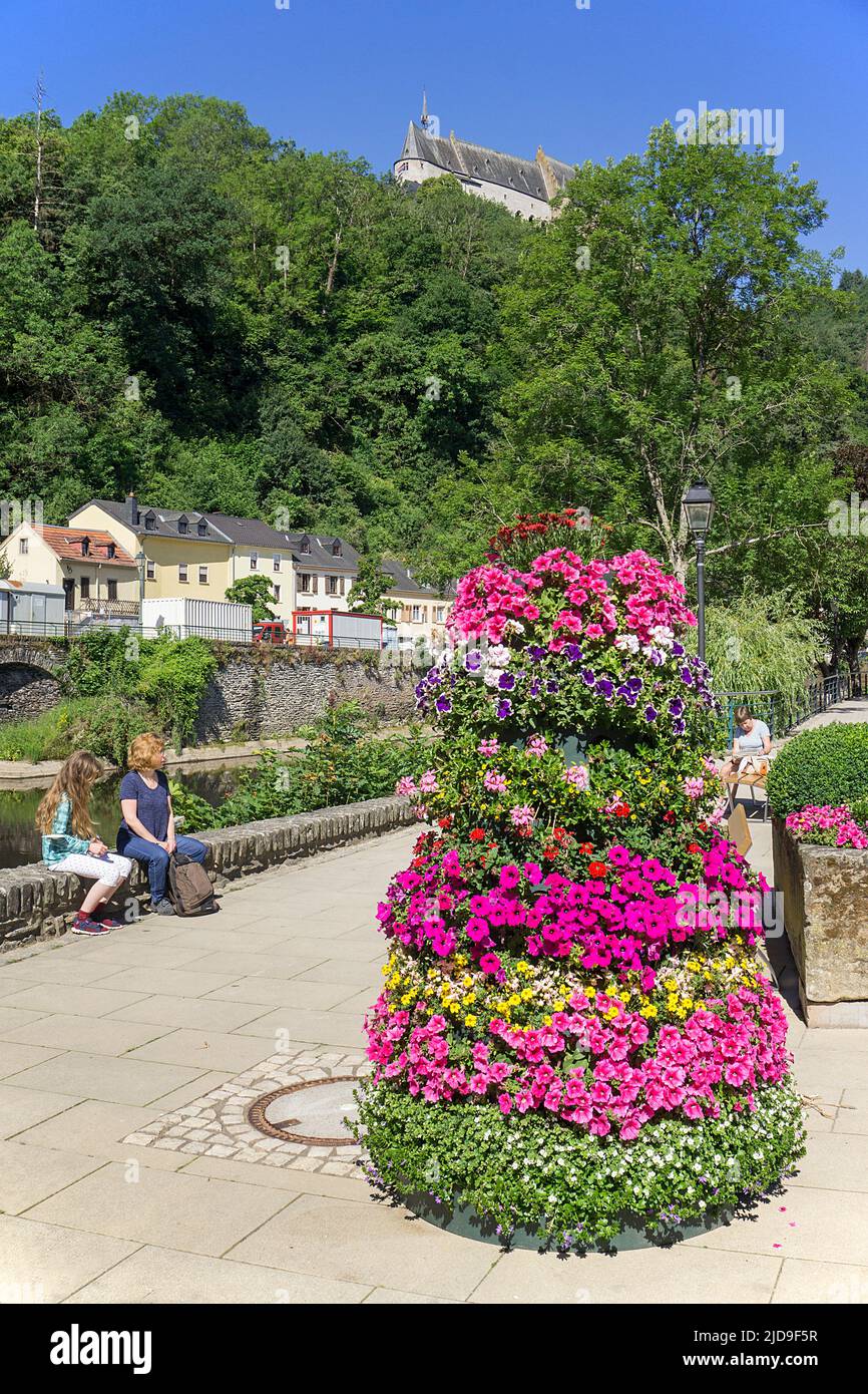 Blick vom mit Blumen geschmückten Flussufer auf die Burg, Dorf Vianden, Kanton Vianden, Großherzogtum Luxemburg, Europa Stockfoto
