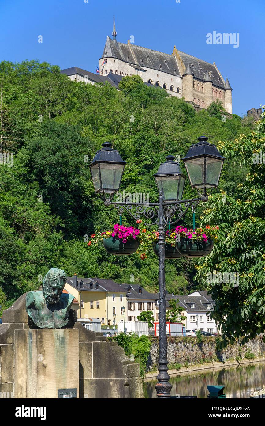 Blick von unserer Brücke bis zur Burg, Büste von Victor Hugo und alte Straßenlaterne, Dorf Vianden, Kanton Vianden, Luxemburg, Europa Stockfoto