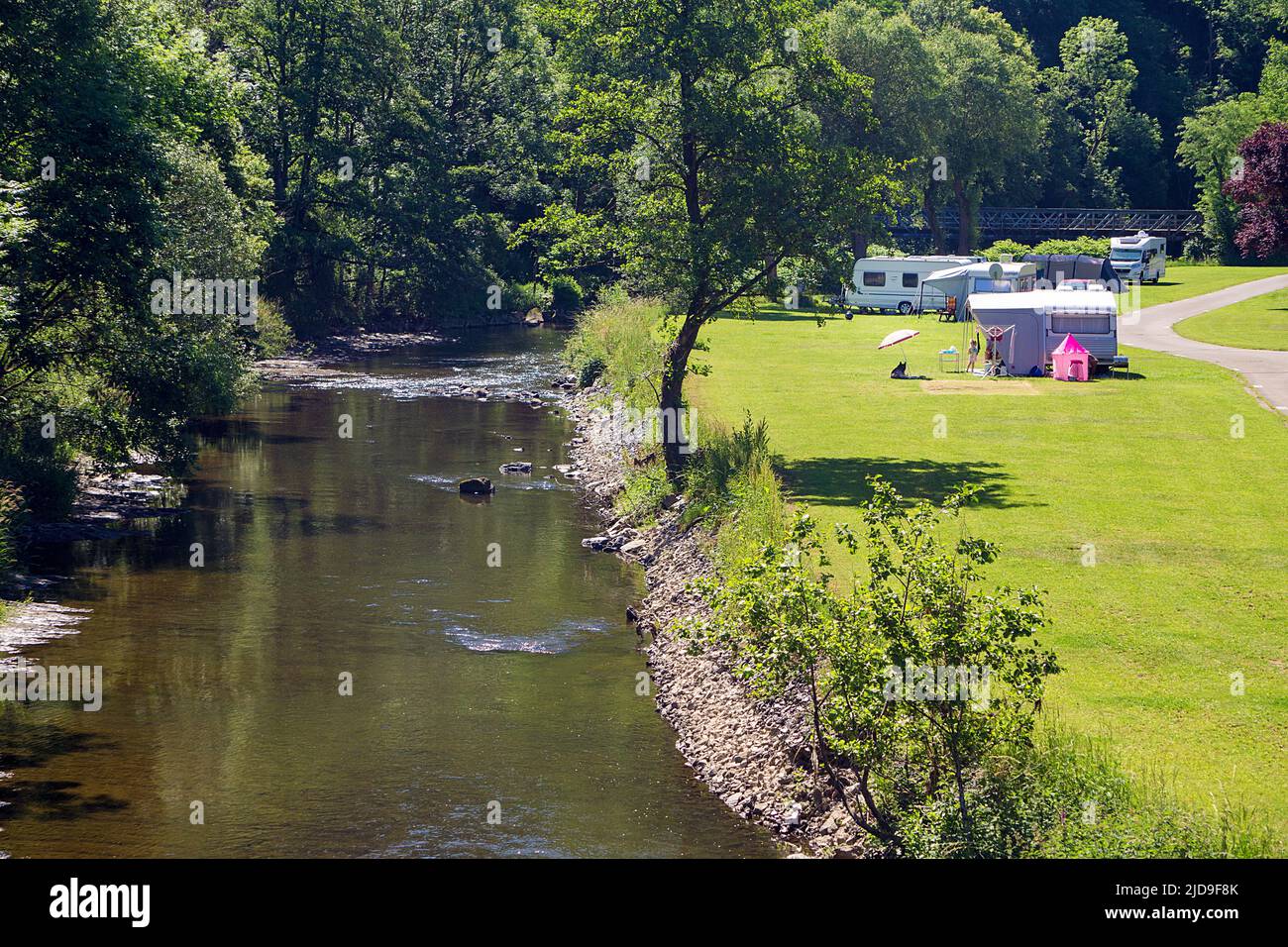 Campingplatz am Flussufer. Fluss Our in unserem Tal, Vianden, Kanton Vianden, Großherzogtum Luxemburg, Europa Stockfoto