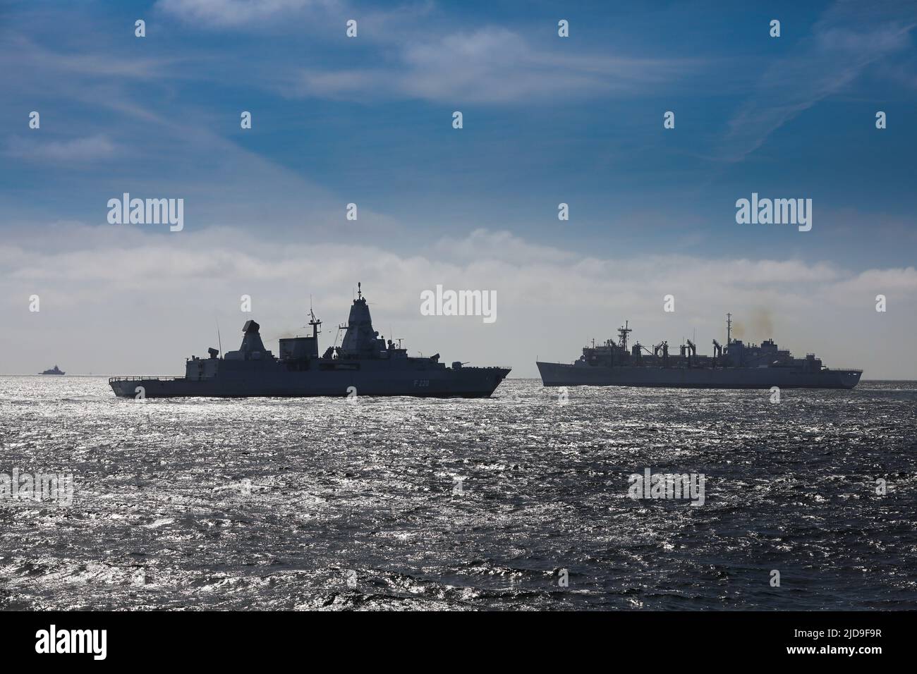 Die deutsche Fregatte FGS Hamburg ist die zweite in der Sachsen-Klasse, die sich der USNS-Versorgung nähert, um im Nordatlantik zu tanken Stockfoto