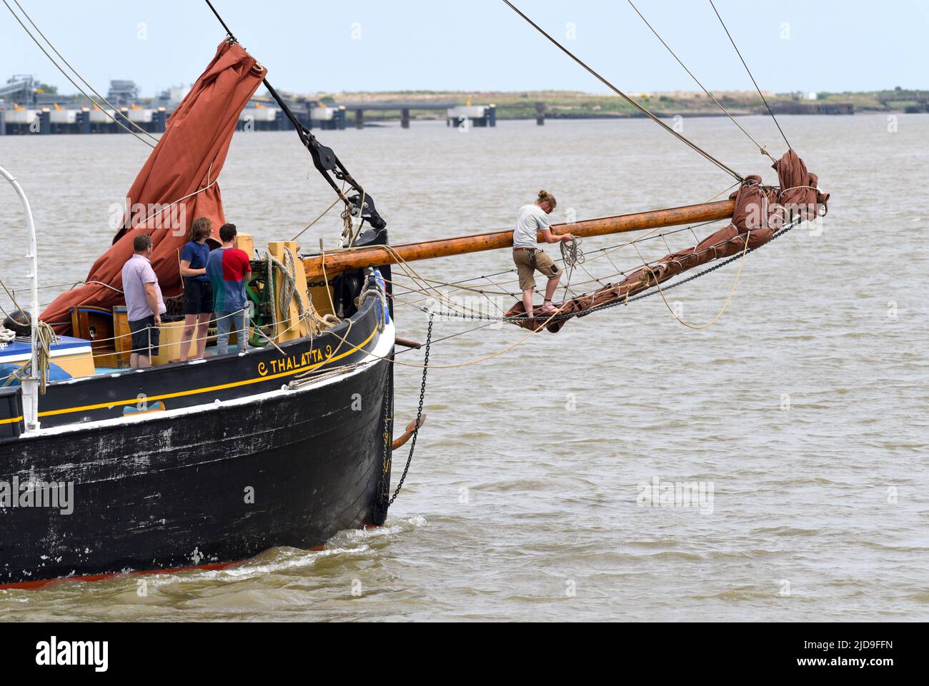 18/06/2022 Gravesend UK das 90. Thames Sailing Barge Match fand heute auf der Themse unter Sonnenschein und Schauern statt. Stockfoto