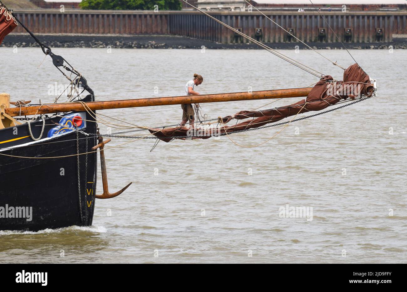 18/06/2022 Gravesend UK das 90. Thames Sailing Barge Match fand heute auf der Themse unter Sonnenschein und Schauern statt. Stockfoto