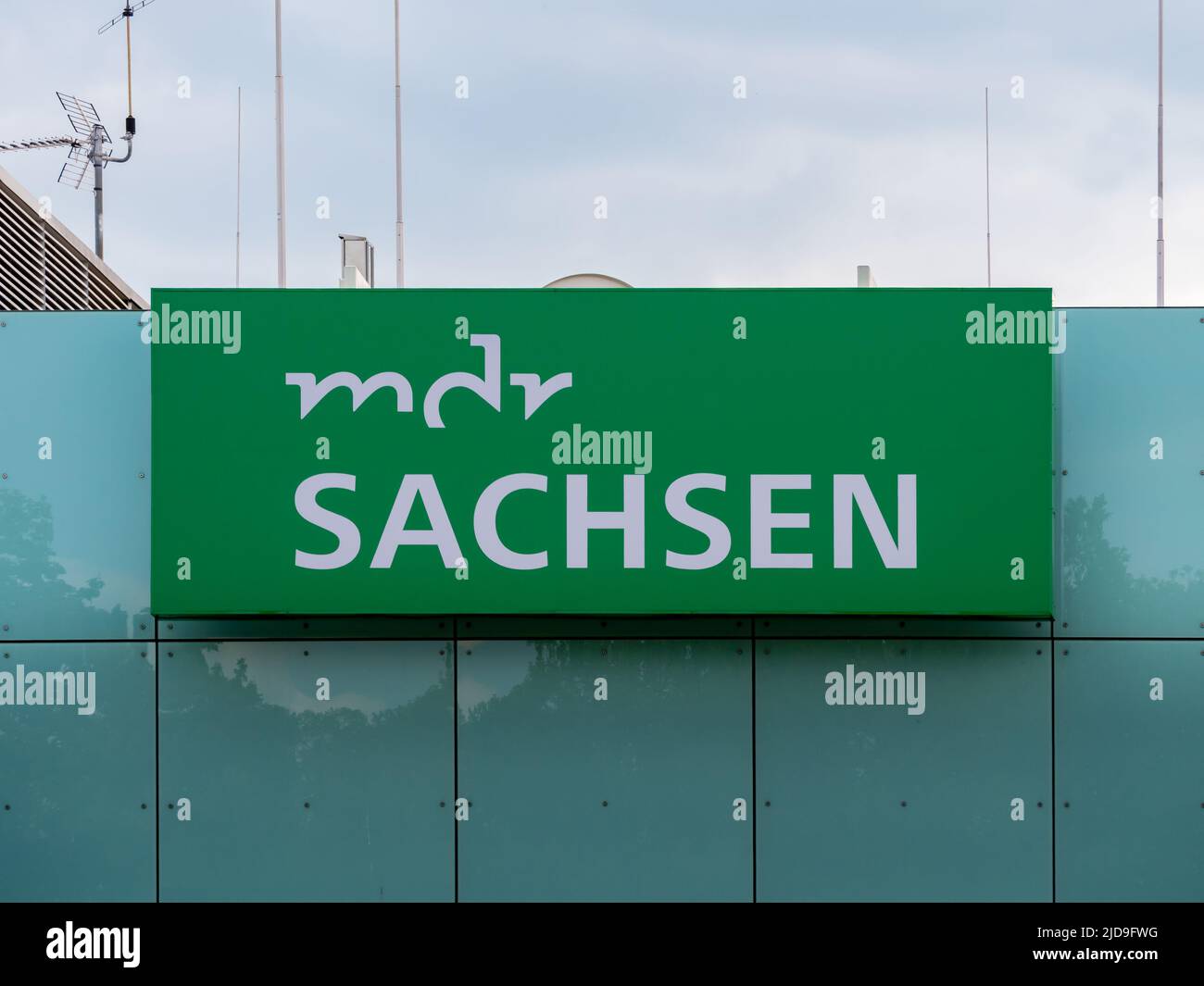 MDR Sachsen Logo auf einer Gebäudefassade. Öffentlicher Fernsehsender aus Sachsen. Medienproduktion in Ostdeutschland. Großer Arbeitgeber im Mediengeschäft. Stockfoto