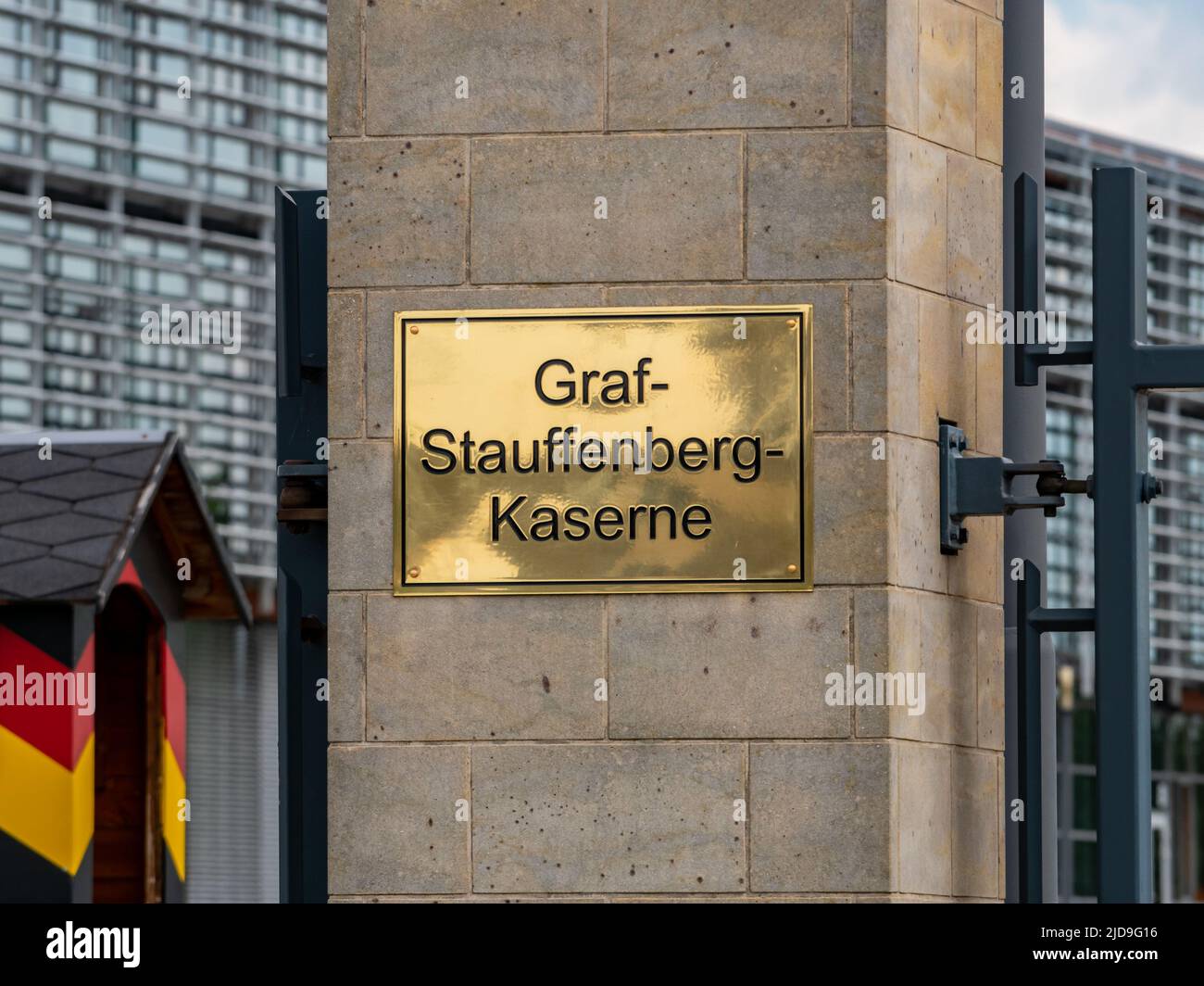 Logoplatte der Graf Stauffenberg Kaserne an der Eingangswand einer Militärakademie. Das Kasernengebäude ist nach dem Widerstandskämpfer benannt. Stockfoto