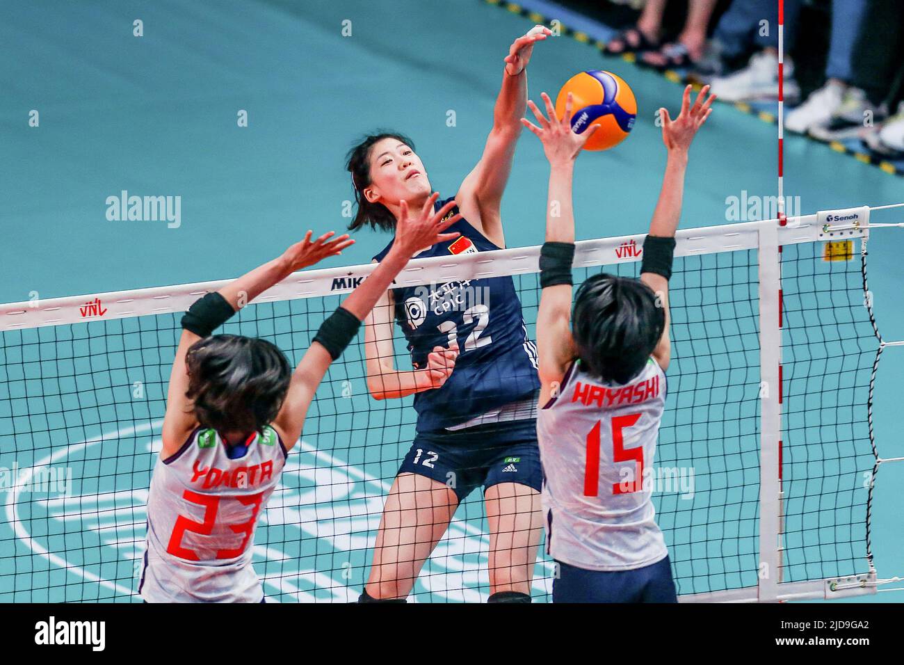 Quezon City. 19.. Juni 2022. Li Yingying (die Spitze) von China erreichte am 19. Juni 2022 in Quezon City, Philippinen, einen Spitzenplatz beim Spiel FIVB Volleyball Nations League Women's Pool 4 zwischen China und Japan. Quelle: Rouelle Umali/Xinhua/Alamy Live News Stockfoto