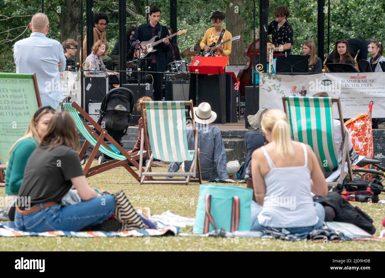 Regent's Park, London, Großbritannien. 19.. Juni 2022. Am 19. Juni 2022 wird das National Youth Jazz Orchestra (NYJO) rund um den Bandstand im Regent's Park im Zentrum von London zu einem Publikumsmagnet. Das Festival wird an Sonn- und Feiertagen bis zum 2022. September fortgesetzt. Kredit: Rob Taggart/Alamy Live Nachrichten Stockfoto