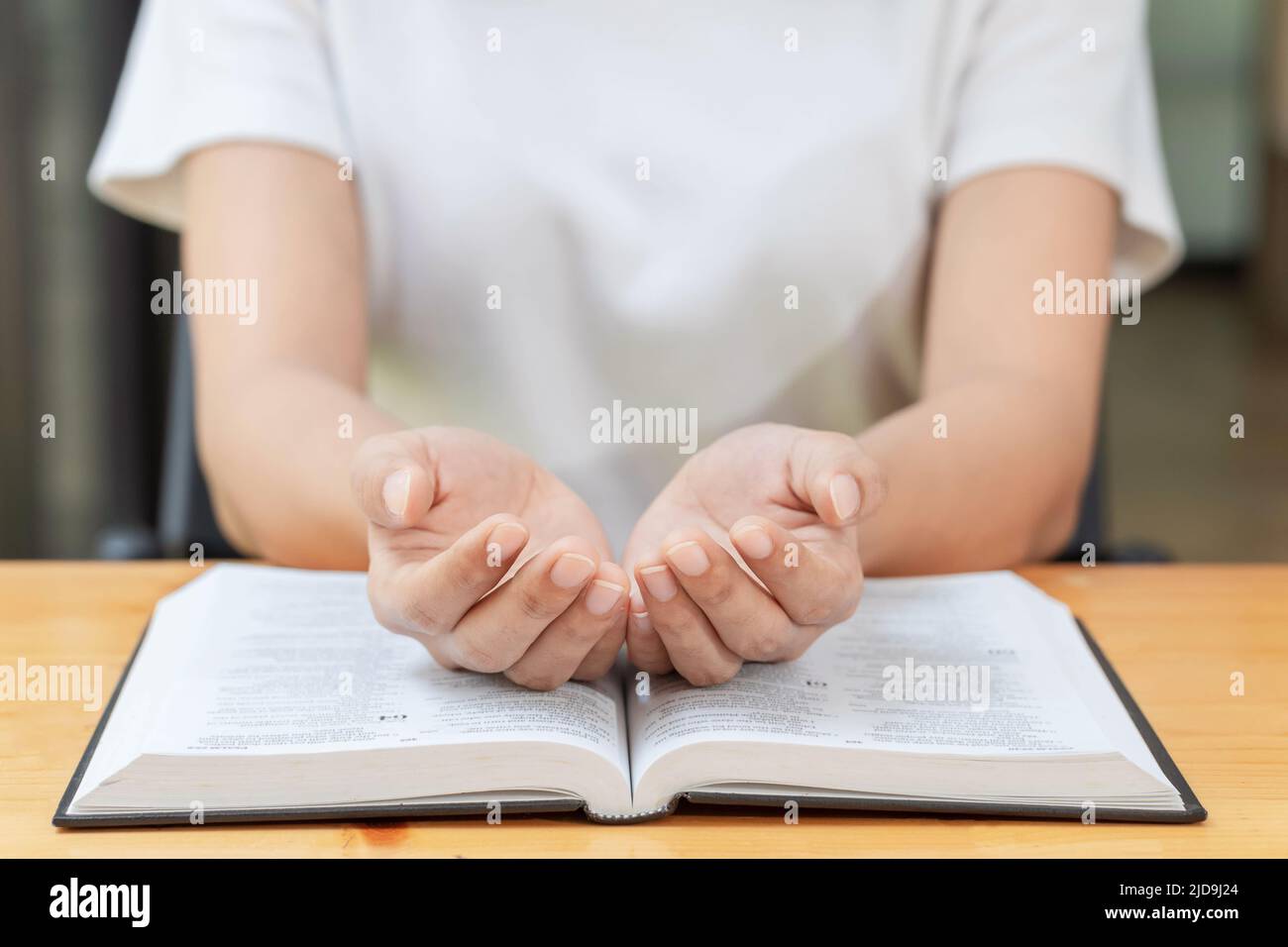 Beten und Religion Konzept, weibliche christliche Bibel lesen und beten für Spiritualität und Glauben. Stockfoto