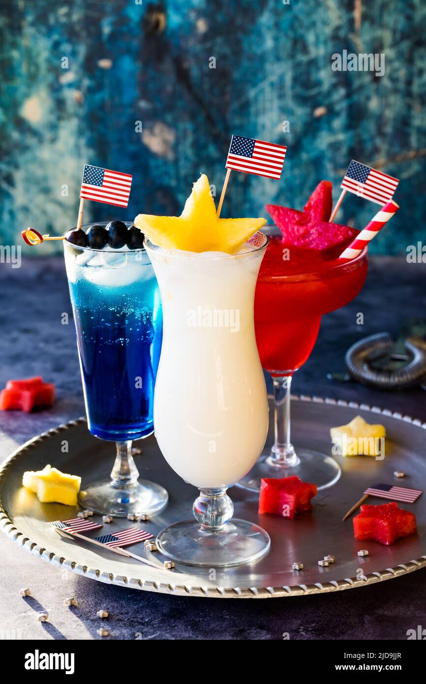 Kalte und erfrischende Cocktails für eine Feier am 4.. Juli. Stockfoto