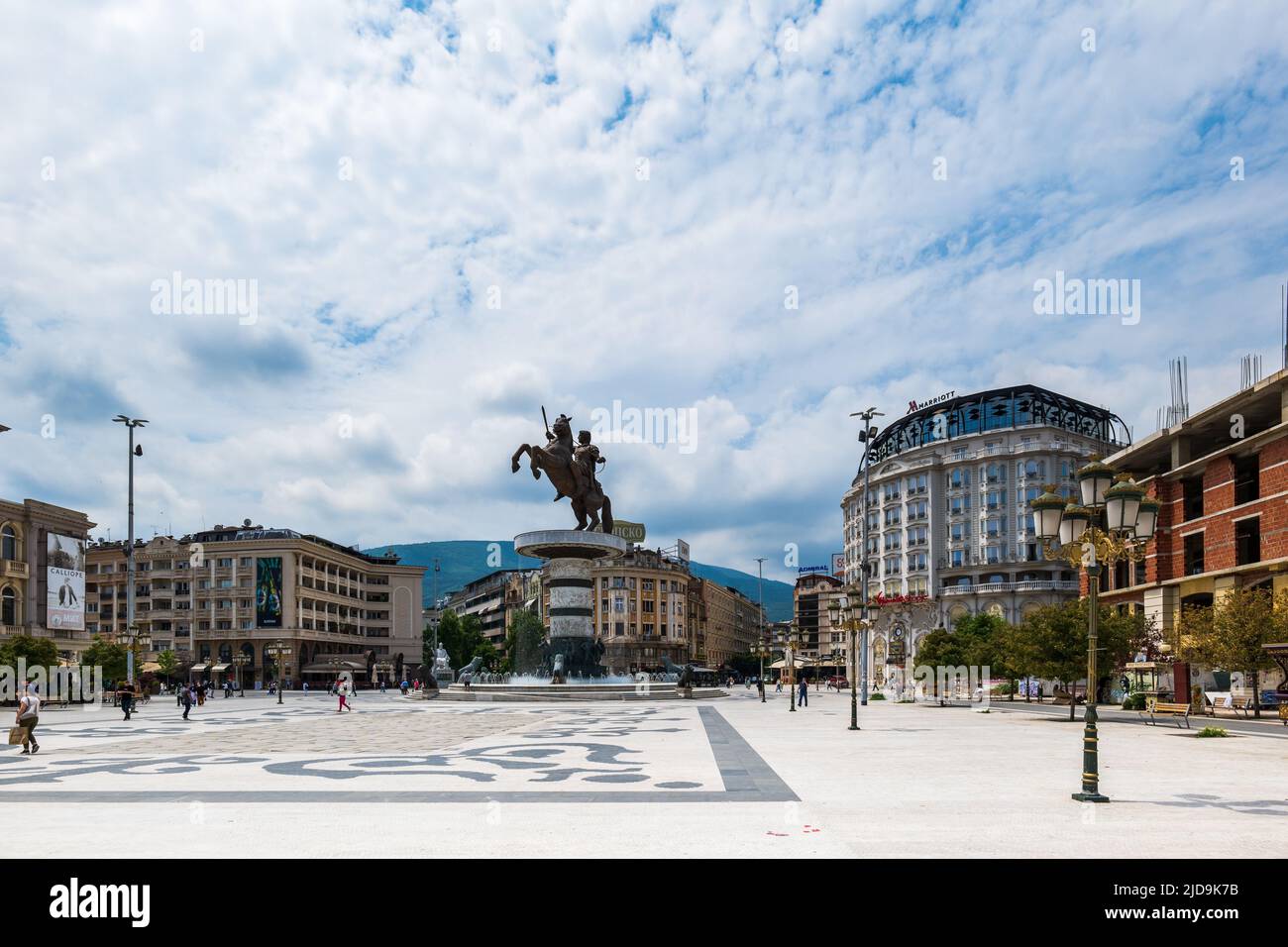 Skopje, Mazedonien - Juni 2022: Alexander der große Makedonski-Denkmal und der Blick auf den Mazedonischen Platz in Skopje, Nordmakedonien Stockfoto