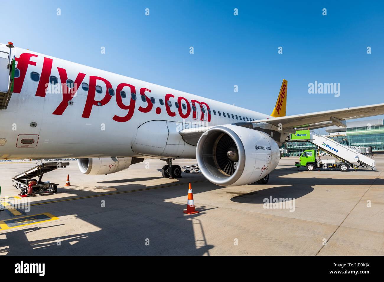 Izmir, Türkei - Juni 2022: Pegasus Airlines Airbus-Flugzeuge auf der Landebahn des Flughafens Izmir Adnan Menderes. Pegasus Airlines Stockfoto