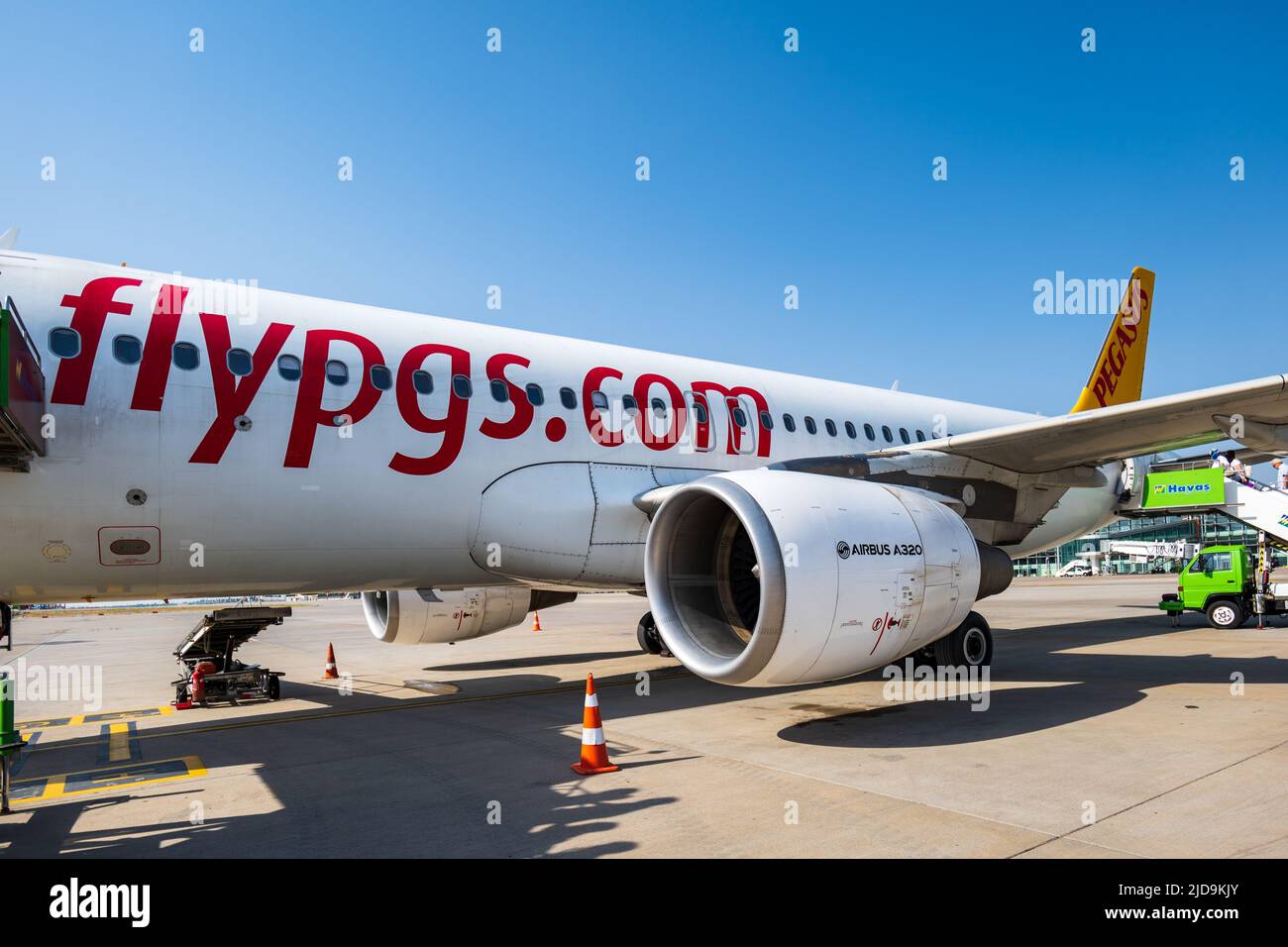 Izmir, Türkei - Juni 2022: Pegasus Airlines Airbus-Flugzeuge auf der Landebahn des Flughafens Izmir Adnan Menderes. Pegasus Airlines Stockfoto