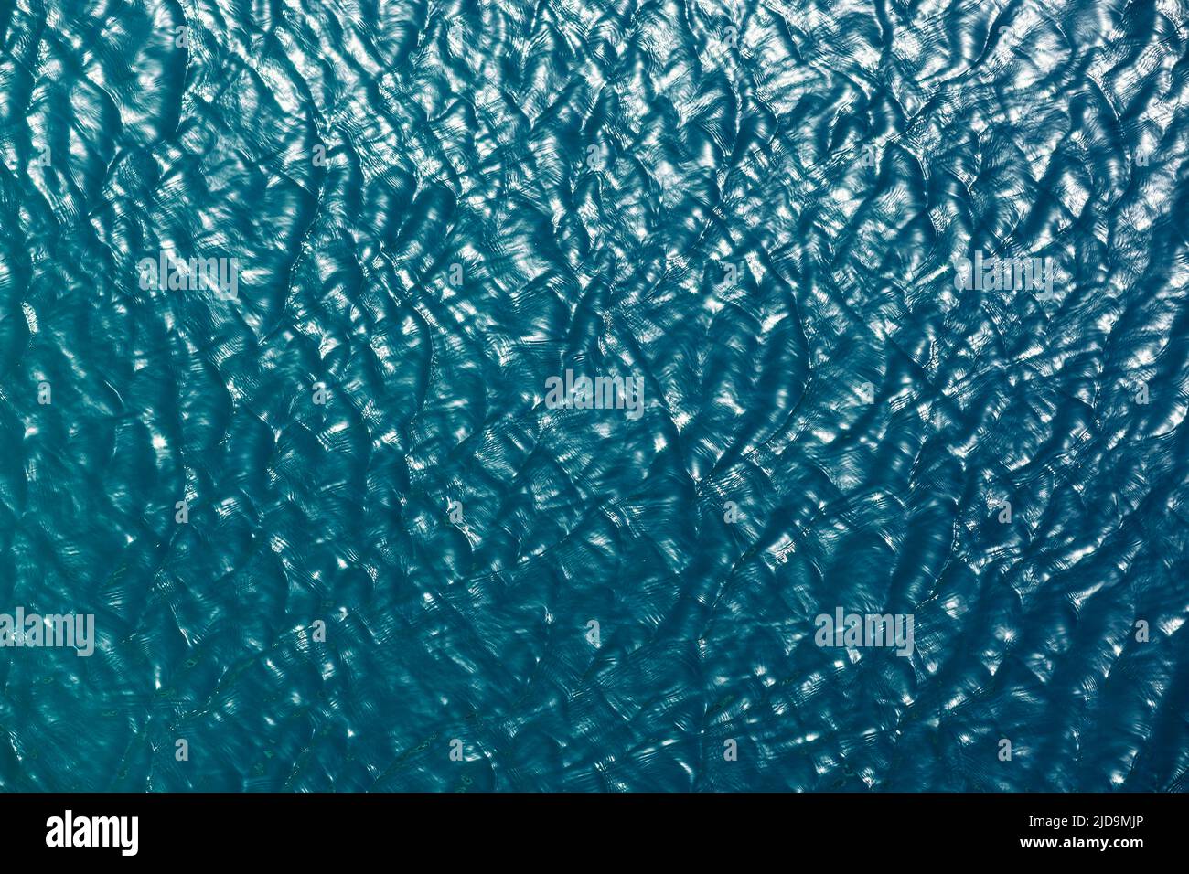 Draufsicht auf eine Meeresoberfläche. Tiefblau. Hintergrund, Textur, Muster Stockfoto