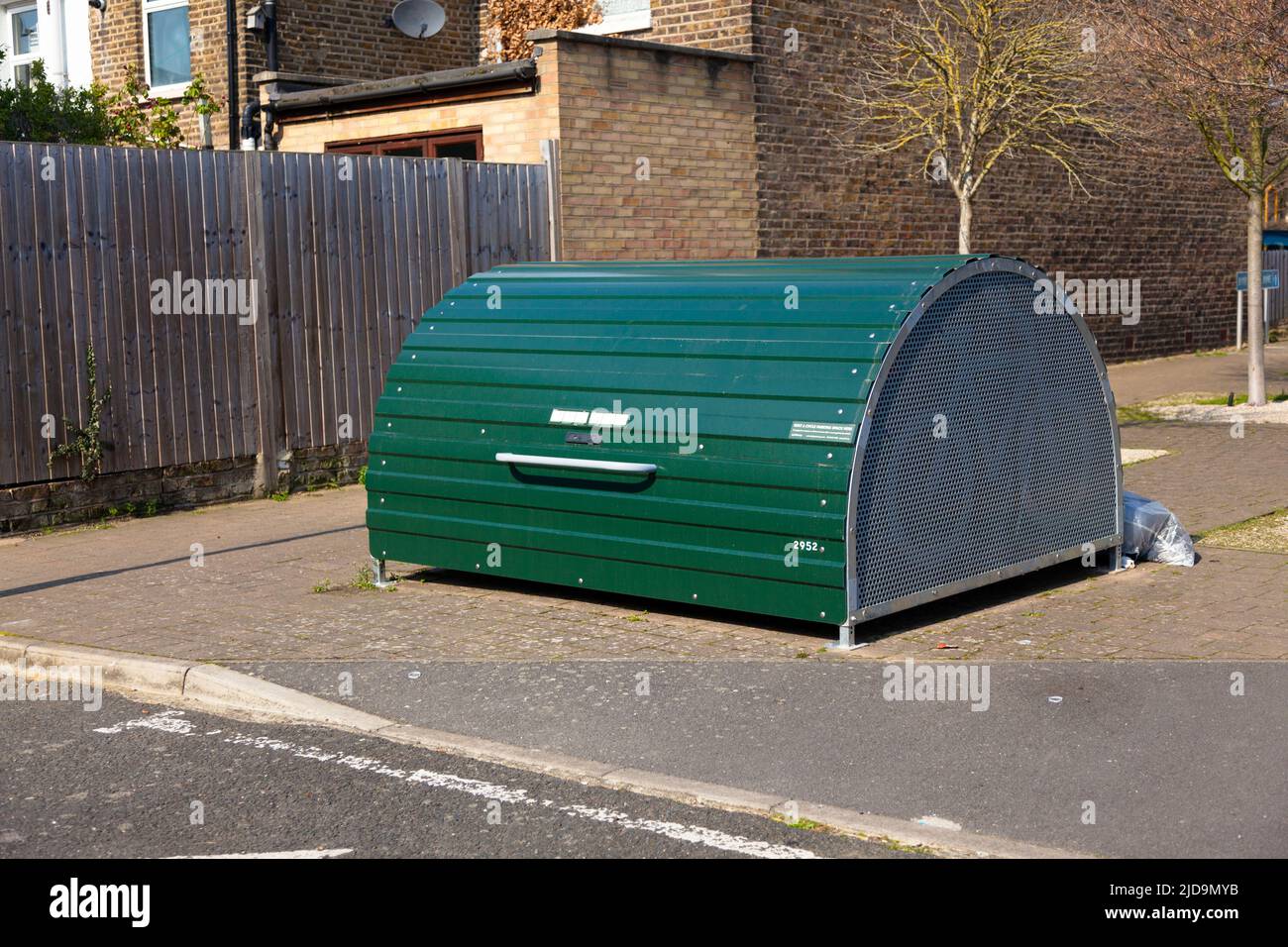 Fahrradkeller in der Nachbarschaft, Penge, Südosten von London, Großbritannien. Stockfoto