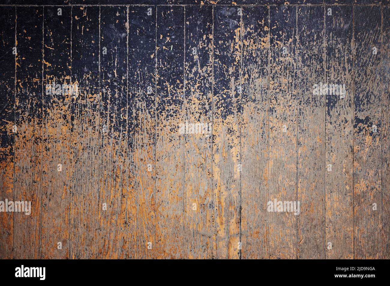 Zerkratzter Holzhintergrund. Alte, rauh beschädigte Bodenstruktur Stockfoto