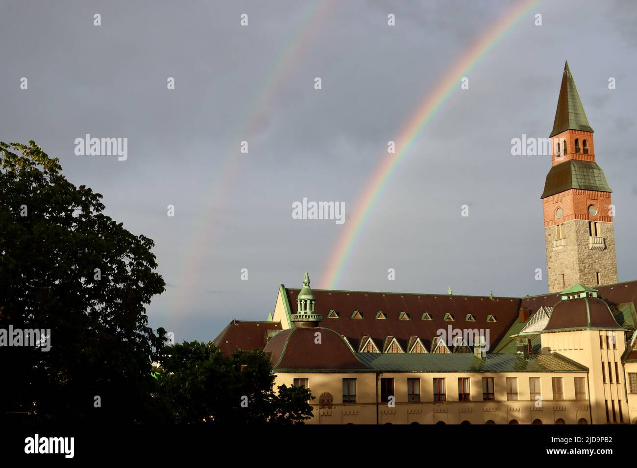 Regenbogen über Kansallismuseo, Finnisches Nationalmuseum in Helsinki, Finnland Juni 2022 Stockfoto