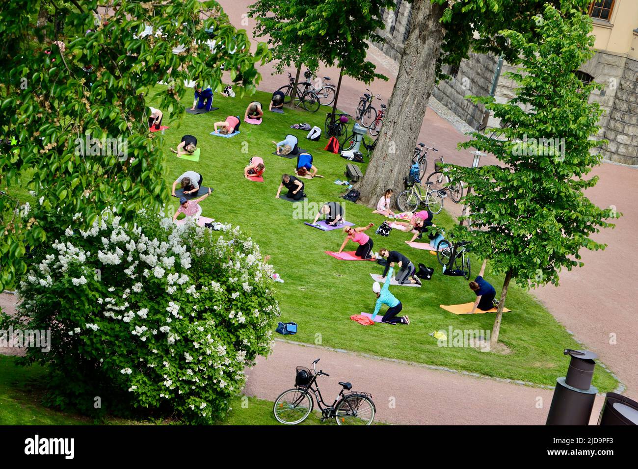 Am späten Nachmittag Übungskurs im Park vor dem Nationalmuseum in Helsinki, Finnland 2022. Juni Stockfoto