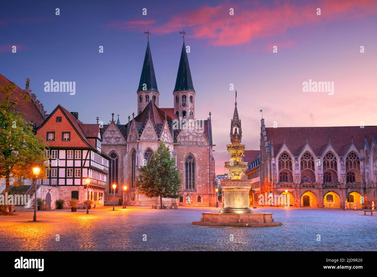 Braunschweig, Deutschland. Stadtbild der historischen Innenstadt von Braunschweig, Deutschland mit St. Martini-Kirche und altem Rathaus bei Sonnenuntergang im Sommer. Stockfoto