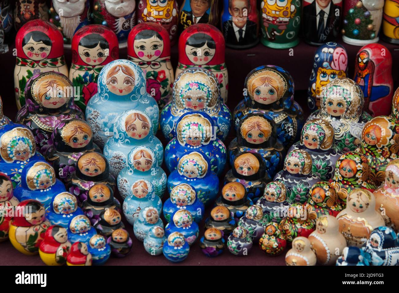 Nisting Puppen auf einem Straßenmarkt als Souvenir von Russland. Hintergrund. Zu nicht-Russen, ist eine der Darstellung der traditionellen russischen Bauernleben, Stockfoto