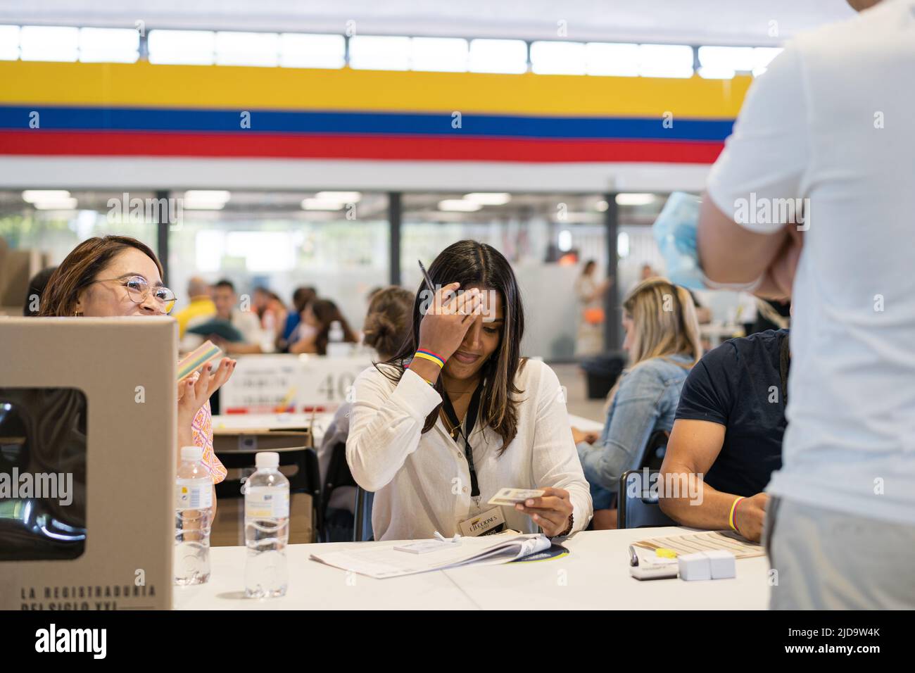 Madrid, Spanien. 19.. Juni 2022. Im Pavillon der Casa de Campo wartet ein Wahlbeamter auf die Wähler. Die kolumbianische Gemeinschaft in Spanien wählt im Wahlzentrum von Madrid, die zweite Runde der Wahlen in Kolumbien definiert, wer der nächste Präsident zwischen Gustavo Petro und Rodolfo Hernández sein wird. (Foto von Diego Radames/SOPA Images/Sipa USA) Quelle: SIPA USA/Alamy Live News Stockfoto