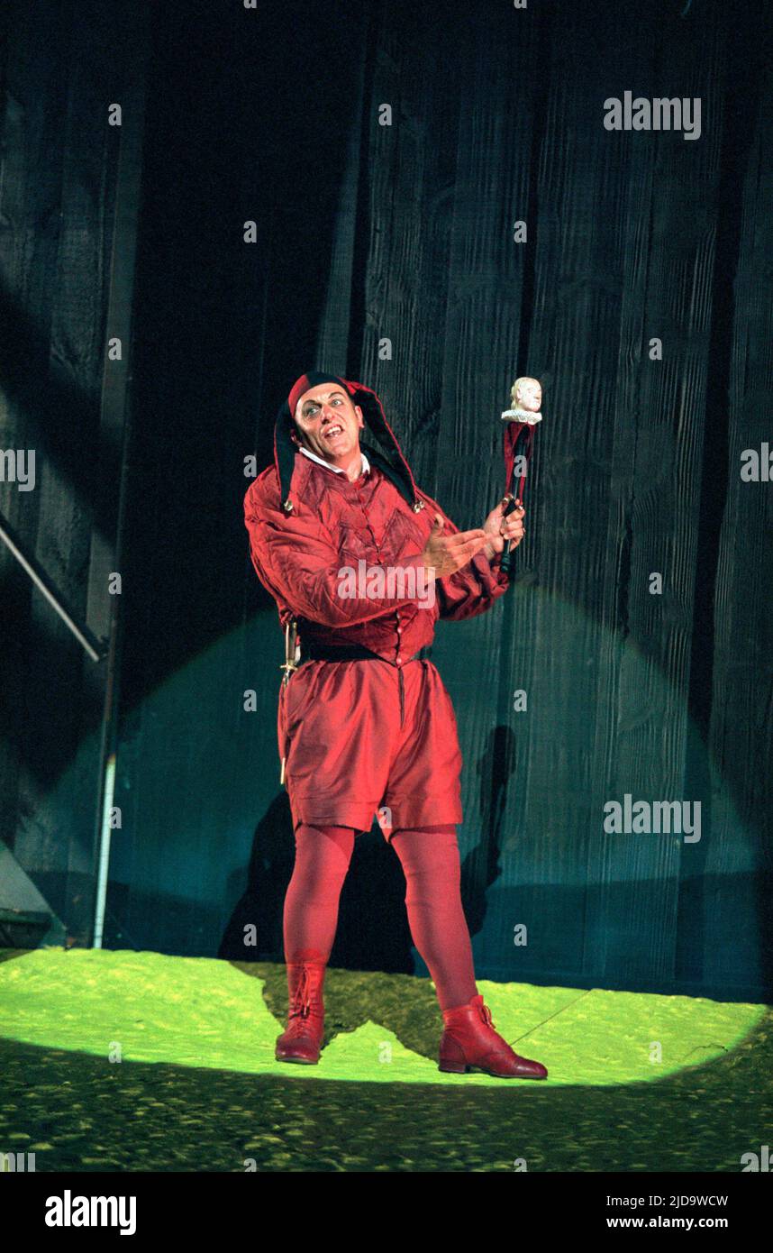 Eröffnungsszene: David Troughton (Richard III) in RICHARD III von Shakespeare in der Royal Shakespeare Company (RSC), Barbican Theatre, London EC2 27/06/1996 Design: Tobias Hoheisel Beleuchtung: Hugh Vanstone Regie: Steven Pimlott Stockfoto